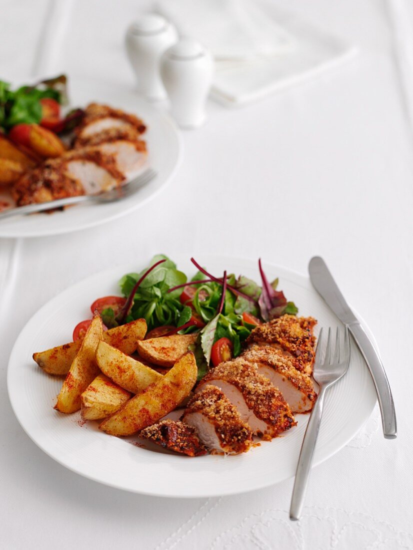 Paniertes Hähnchen Maryland mit Potatoe Wedges und Salat