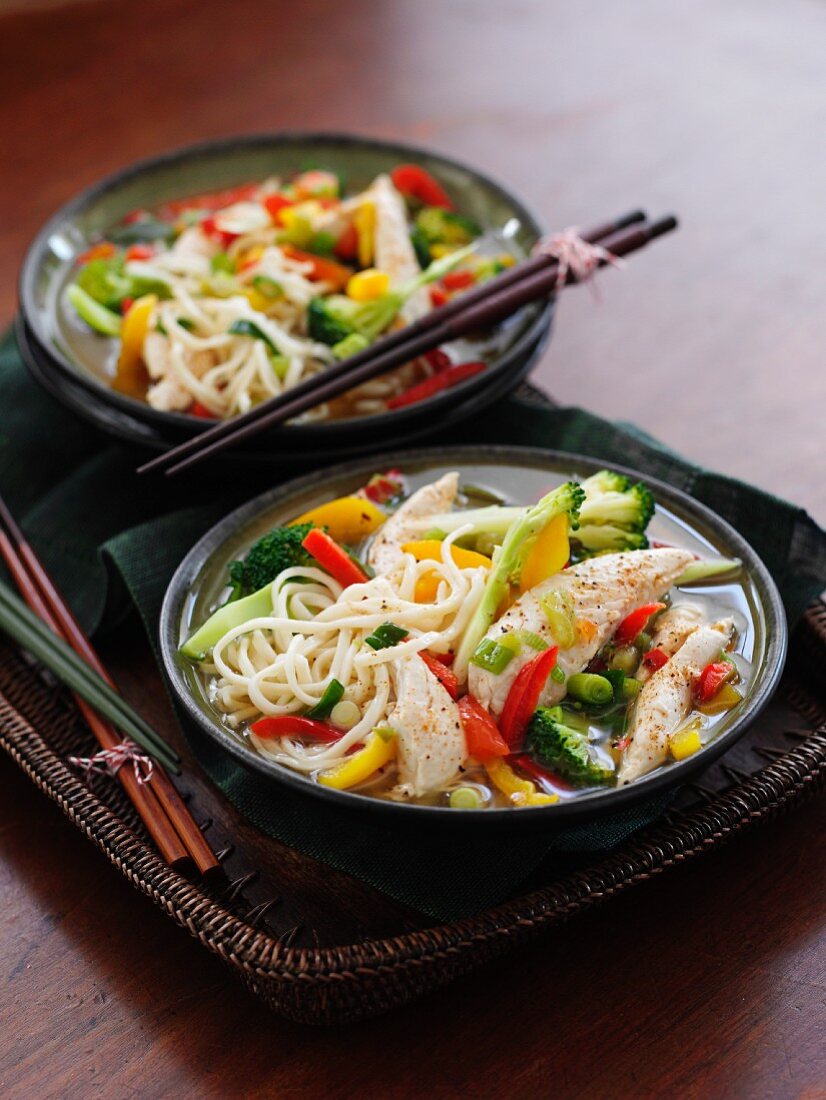 Noodles with steamed chicken and vegetables (Asia)