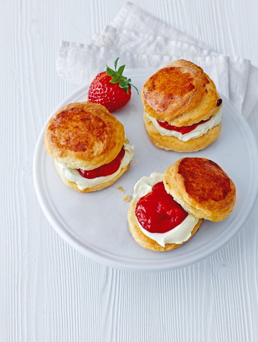 Englische Scones mit Clotted Cream und Erdbeerkonfitüre