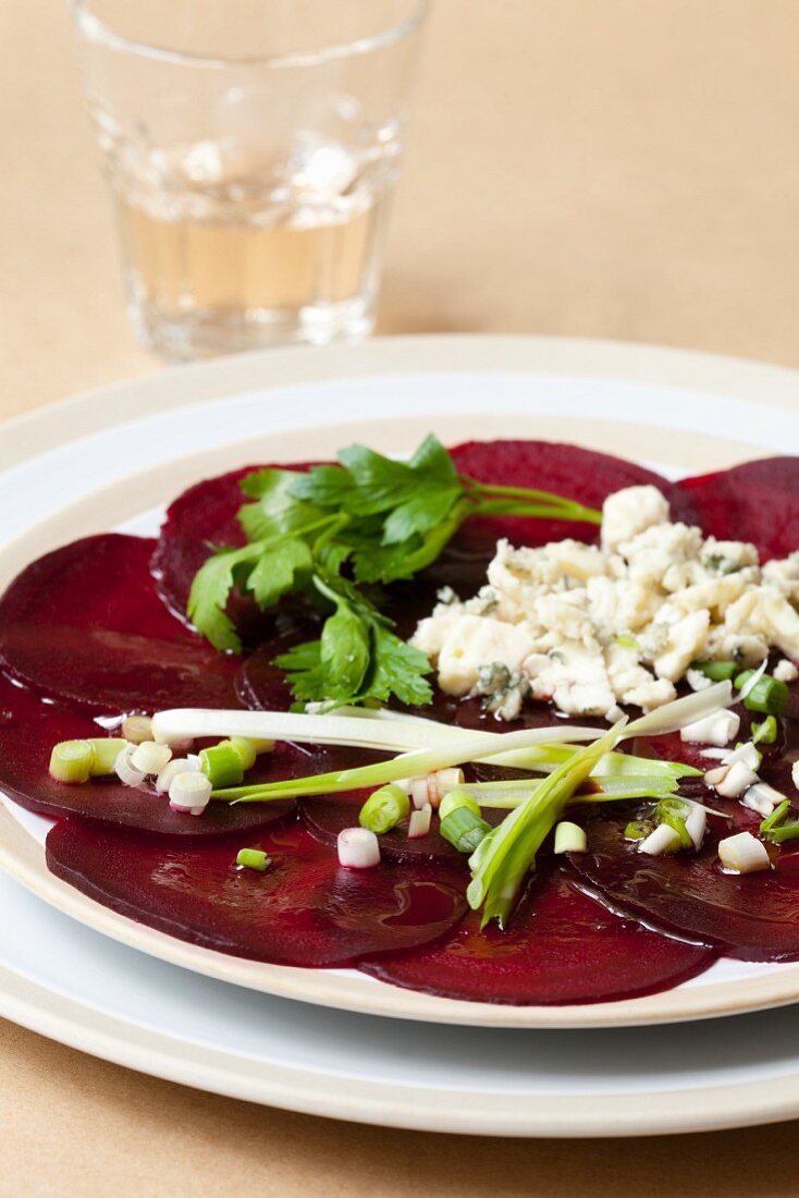 Rote-Bete-Carpaccio mit Frühlingszwiebeln und Blauschimmelkäse