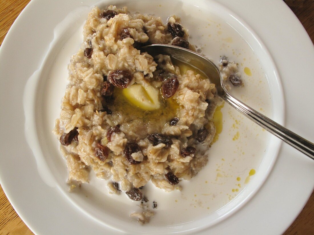 Porridge with butter and raisins