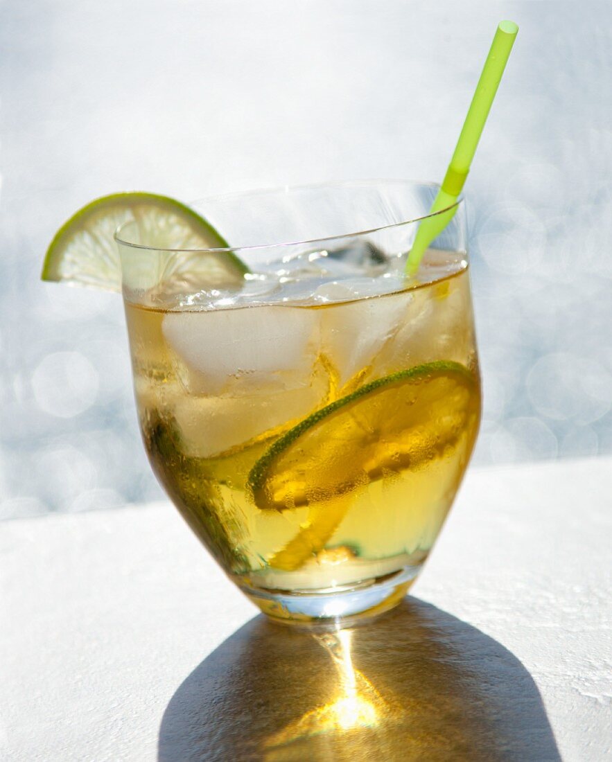 Cocktail mit Rum, Limetten und Eiswürfeln