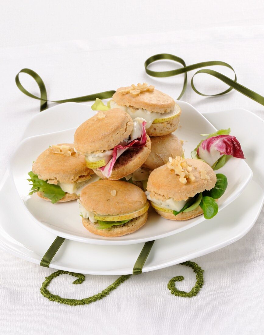 Mini-Sandwiches mit Käse, Birne, Walnüssen und Salatblättern