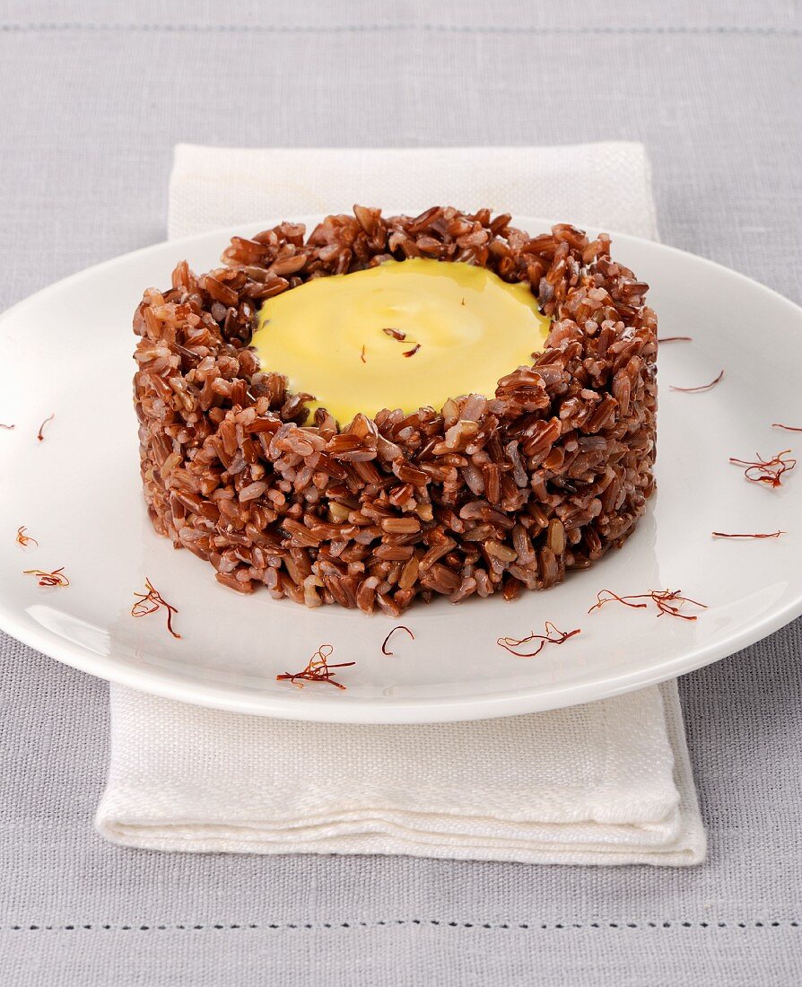 Red rice with a saffron cheese cream