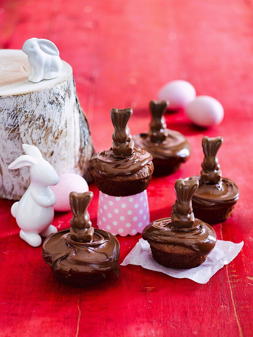 Schokoladen-Nuss-Cupcakes mit Osterhäschen
