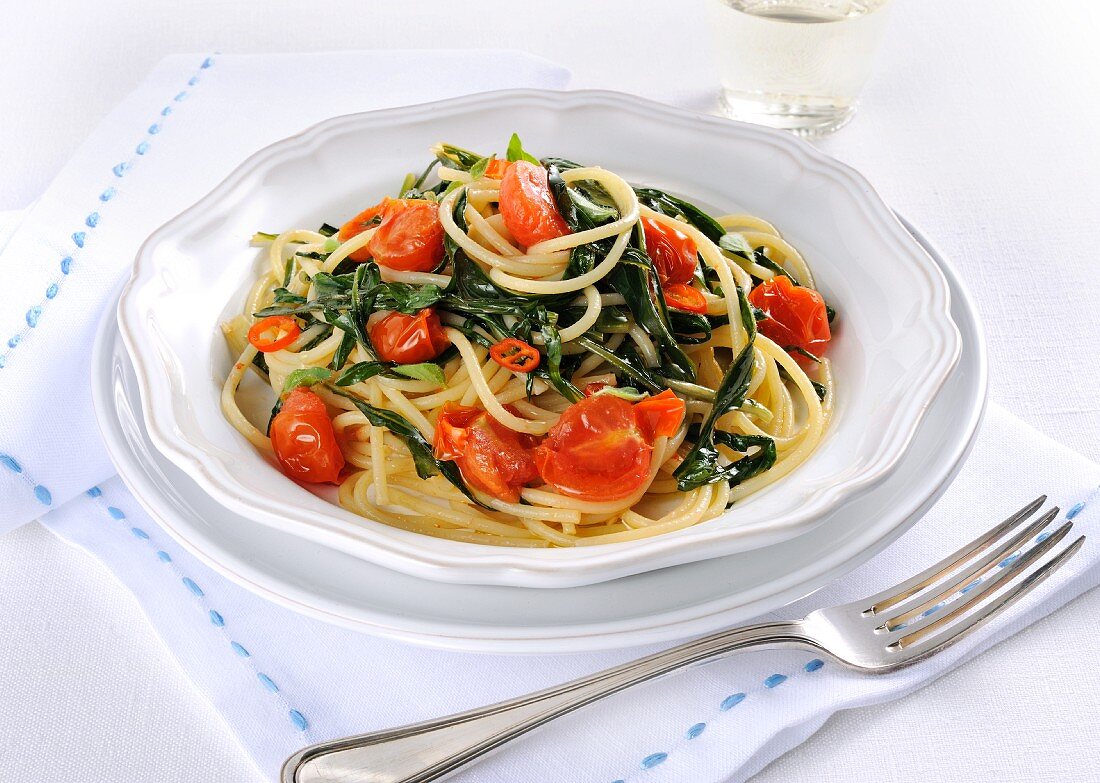 Spaghettipfanne mit Löwenzahn, Tomaten und Chili