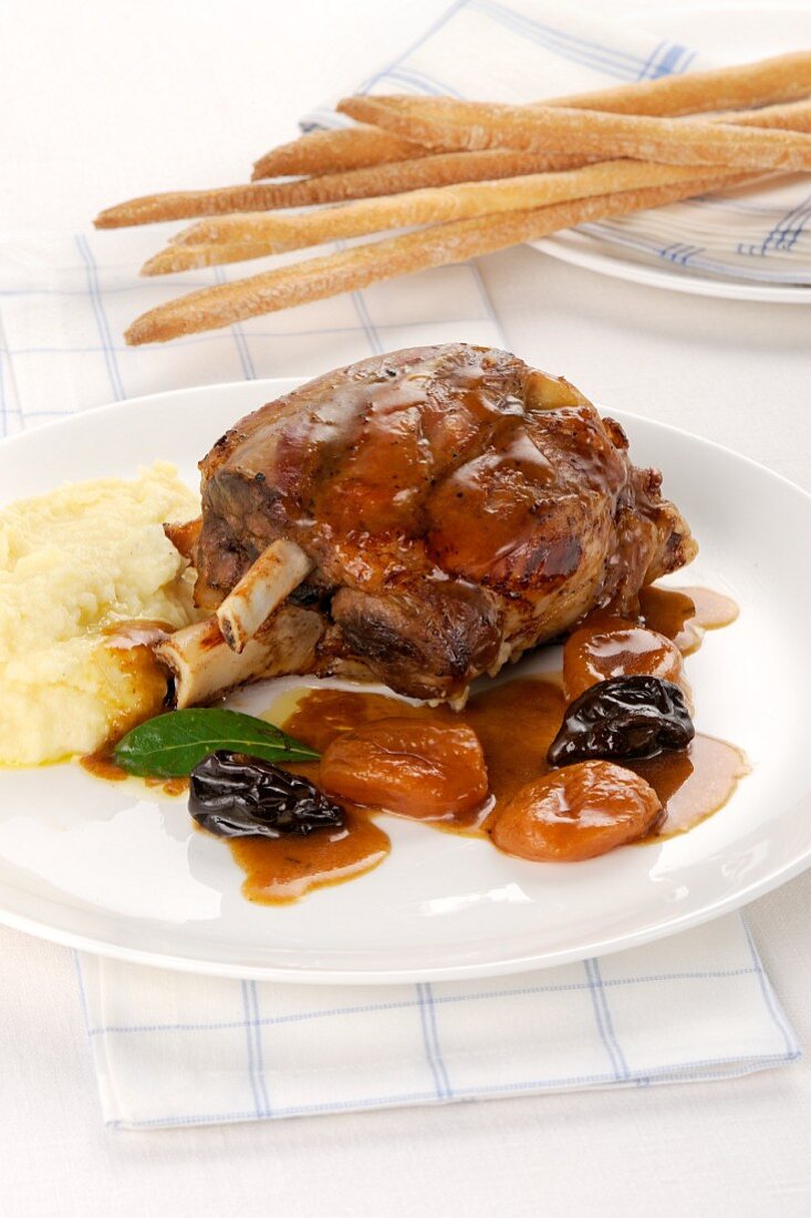 Pork knuckle with fruit sauce and mashed potatoes