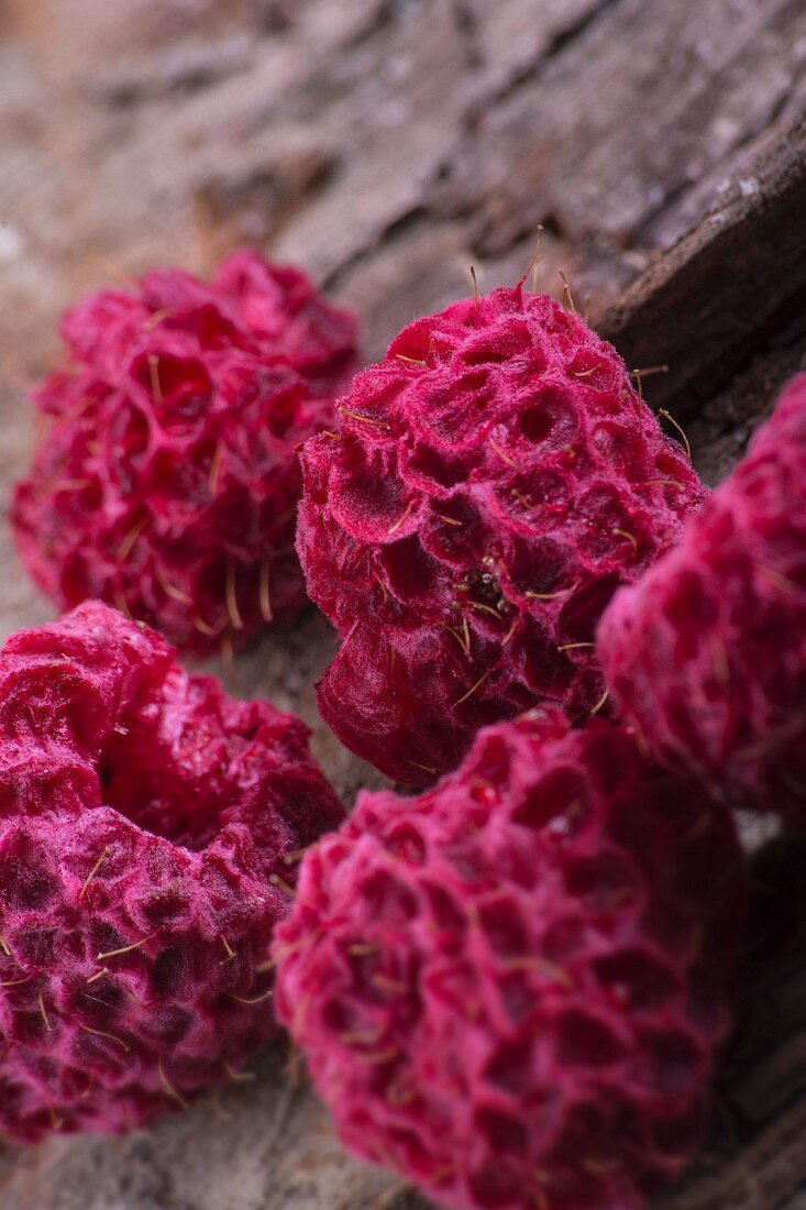 Dried raspberries (close-up)