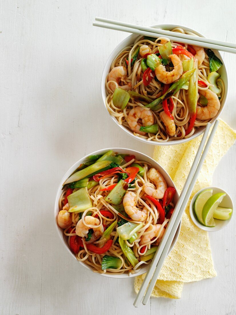 Fried noodles with prawns and bok choy (Asia)