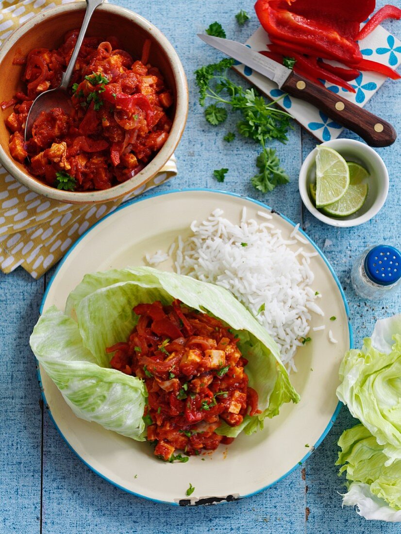 Tex-Mex chilli in lettuce leaves with rice