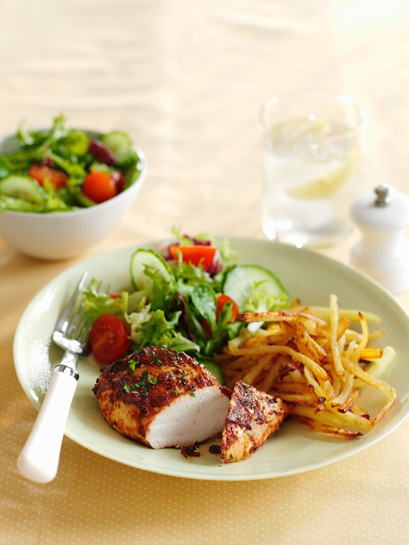 Tomaten-Basilikum-Hähnchen mit Pommes frites und Salat