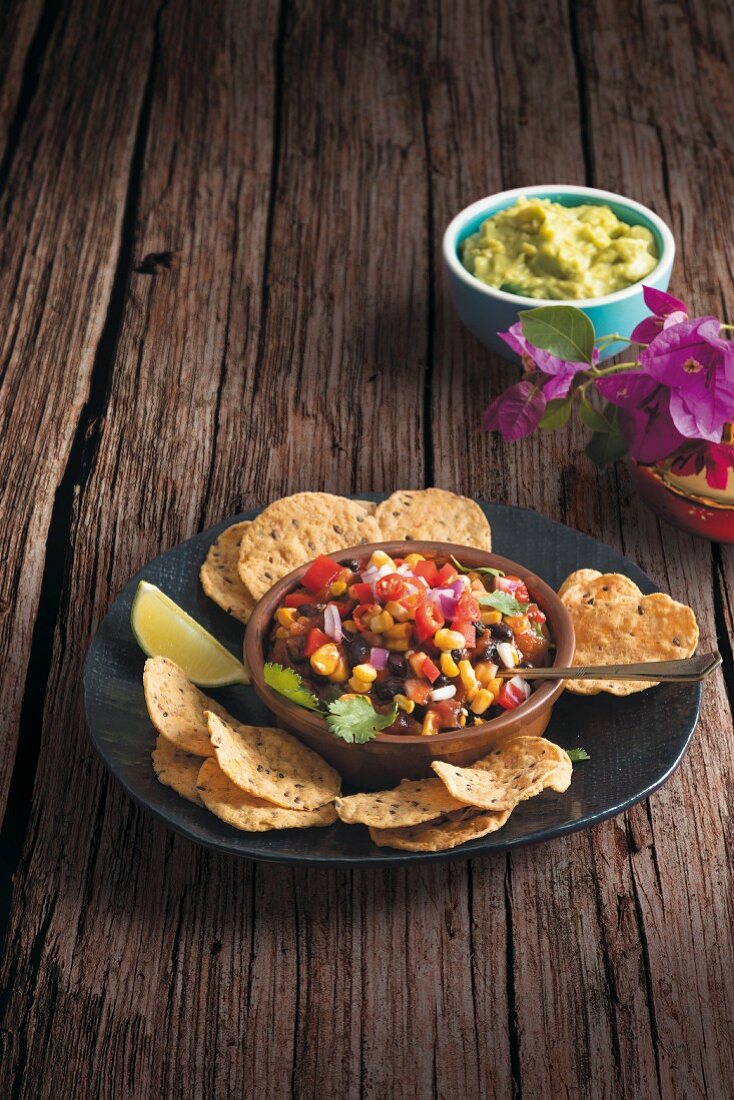 Bohnensalsa mit Tortillachips und Guacamole (Mexiko)