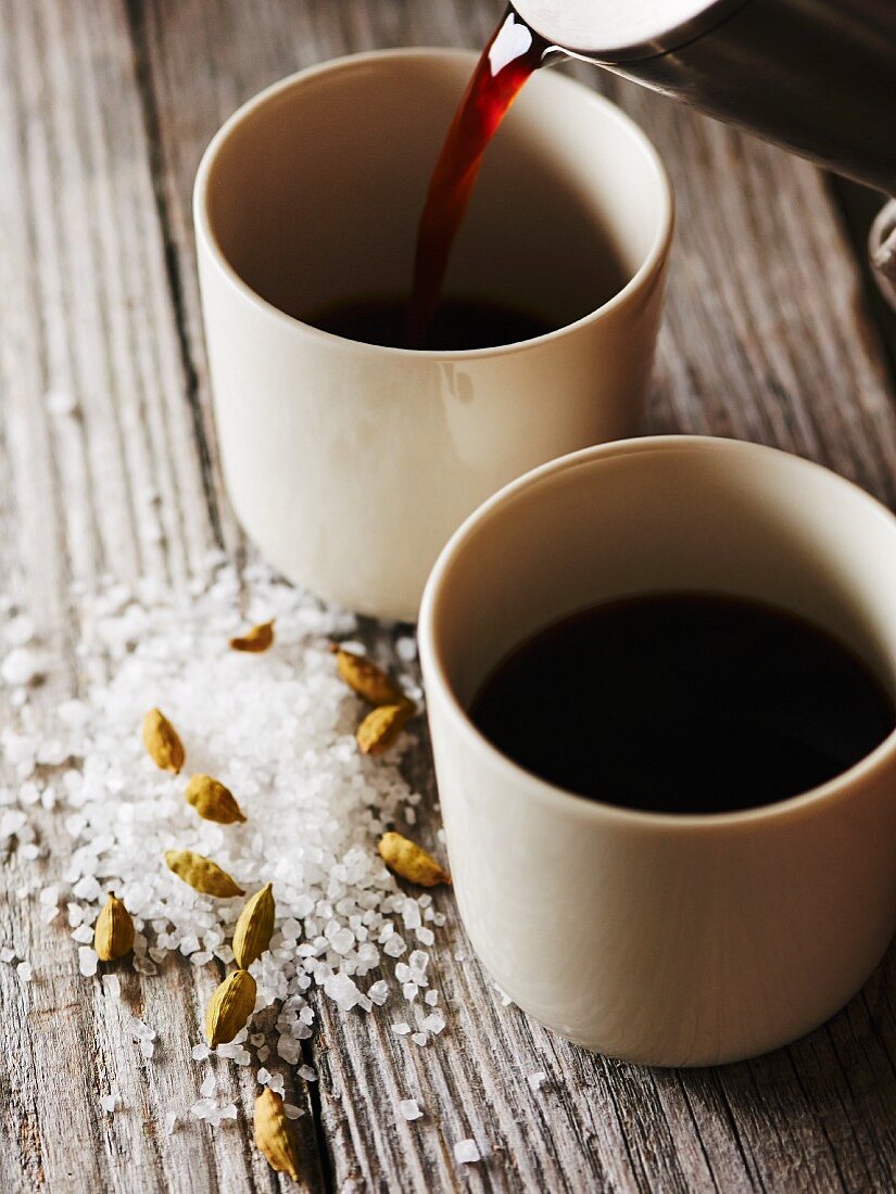 Kaffee mit Kardamom und Salz