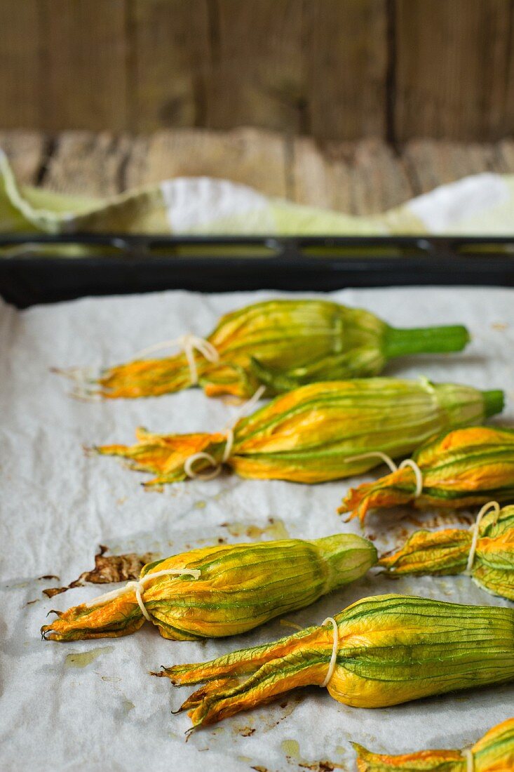 Gefüllte Zucchiniblüten auf Backblech