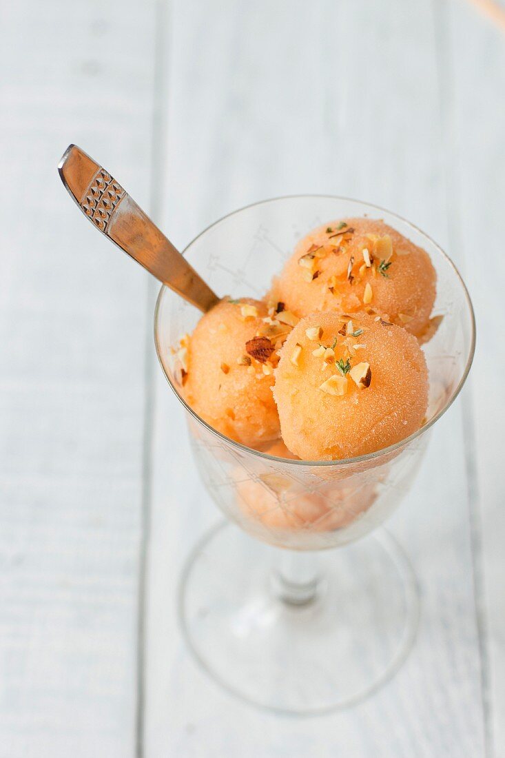 Melonensorbet mit gehackten Nüssen