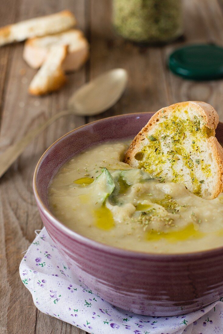 Vegetable soup with grilled bread