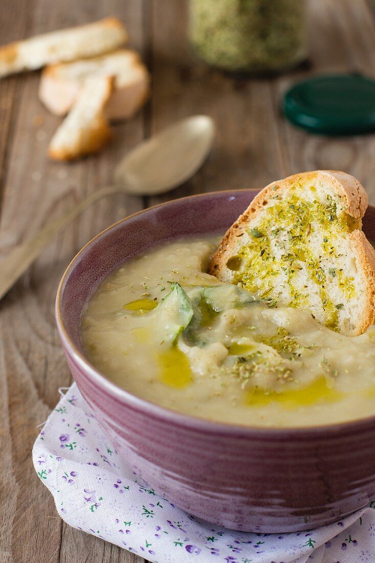 Vegetarische Suppe mit Röstbrot