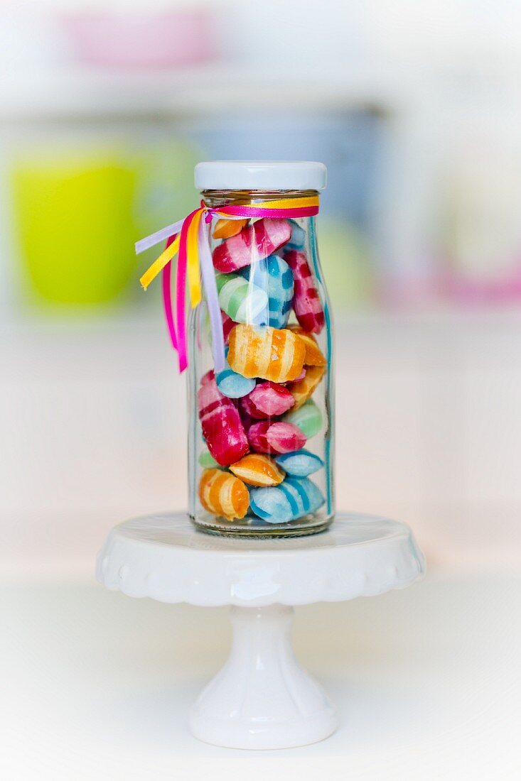 Bunte Bonbons in einer kleinen Glasflasche