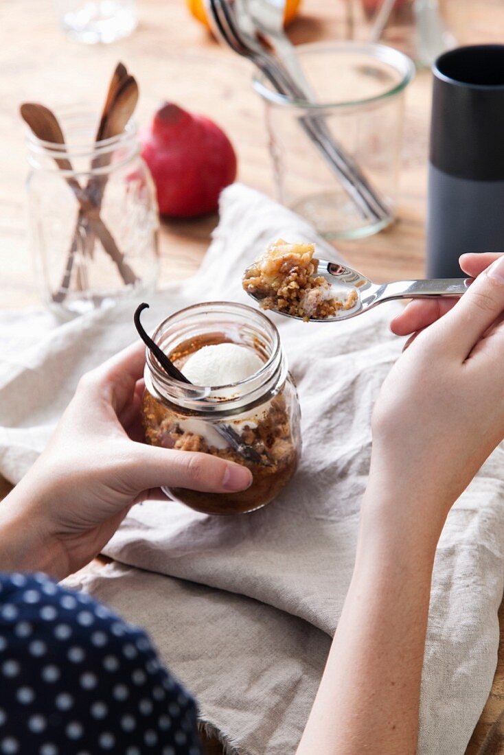 Kleiner Apfel-Birnen-Crumble mit Vanille und Pecannüssen im Glas