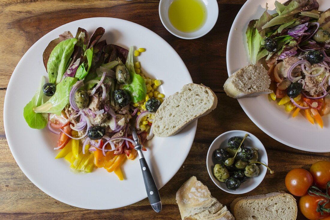 Thunfischsalat mit Oliven, Mais und Paprika