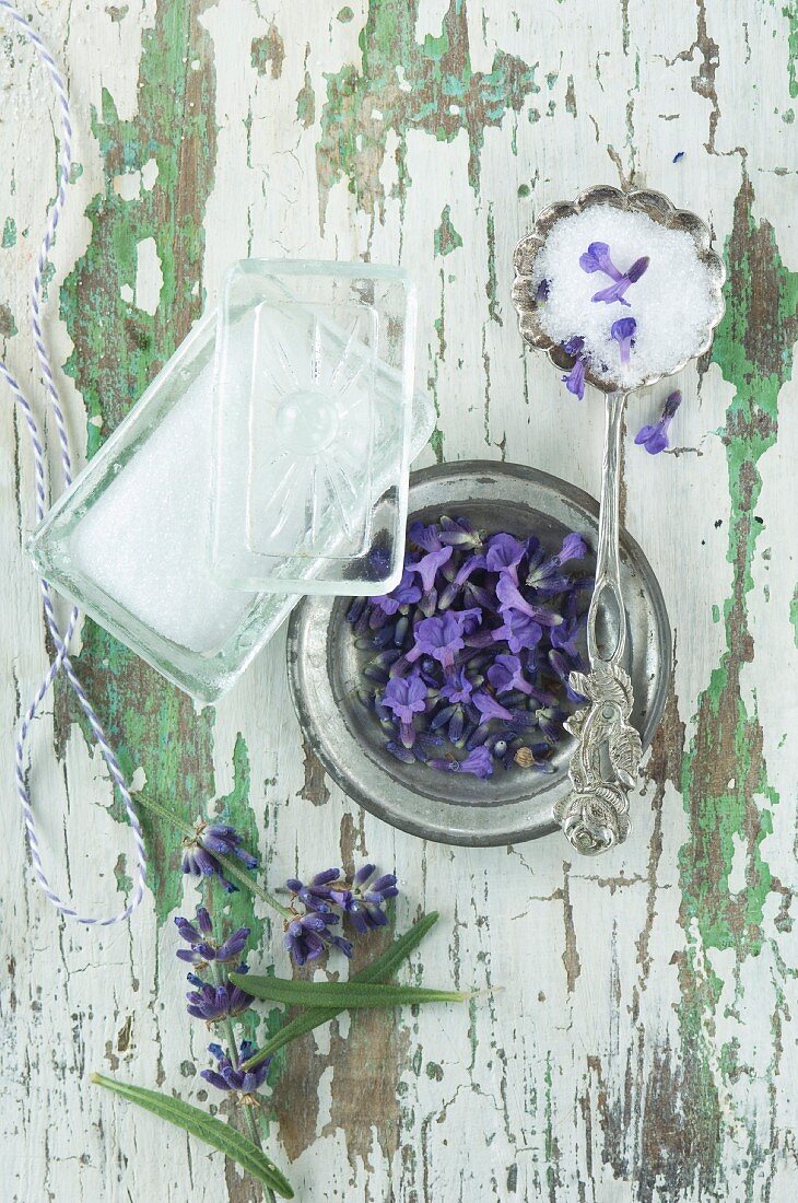 Frische Lavendelblüten und Zucker für selbstgemachten Lavendelzucker (Aufsicht)
