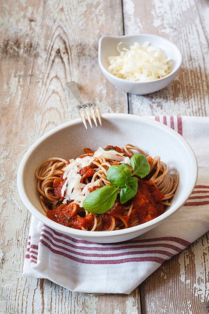 Wholemeal spelt spaghetti with tomato sauce, Parmesan cheese and basil