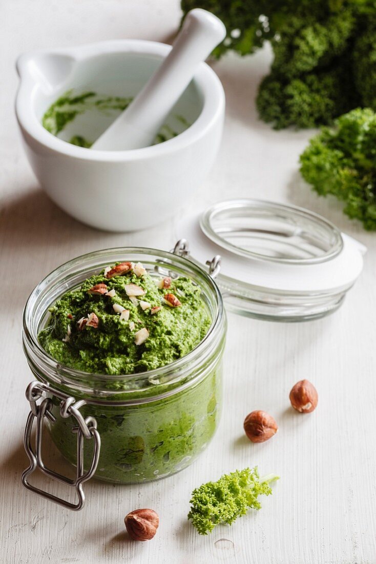 Veganes Grünkohlpesto mit Haselnüssen im Bügelglas