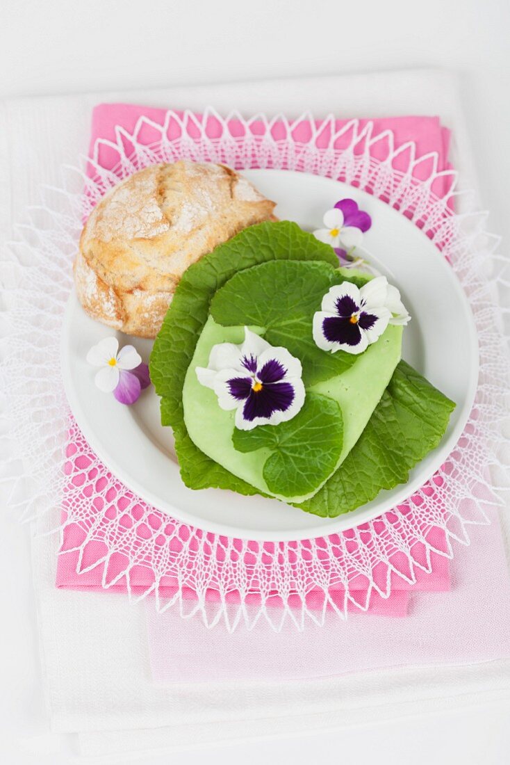 Weizenbrötchen belegt mit Wasabiblättern, Wasabi-Gouda und Essblüten