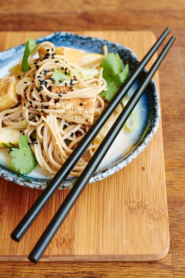 Soba noodle salad with tofu, courgettes and black sesame seeds (Japan)