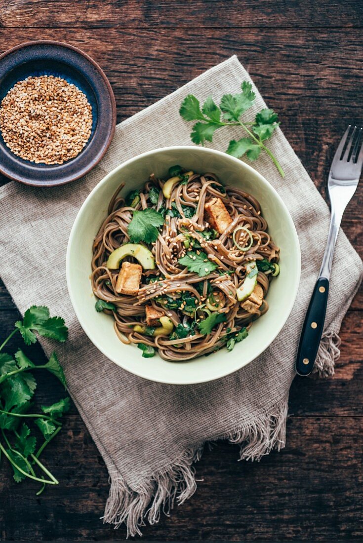 Otsu-Salat (Nudelsalat mit Soba-Nudeln, Tofu und Koriander, Japan)