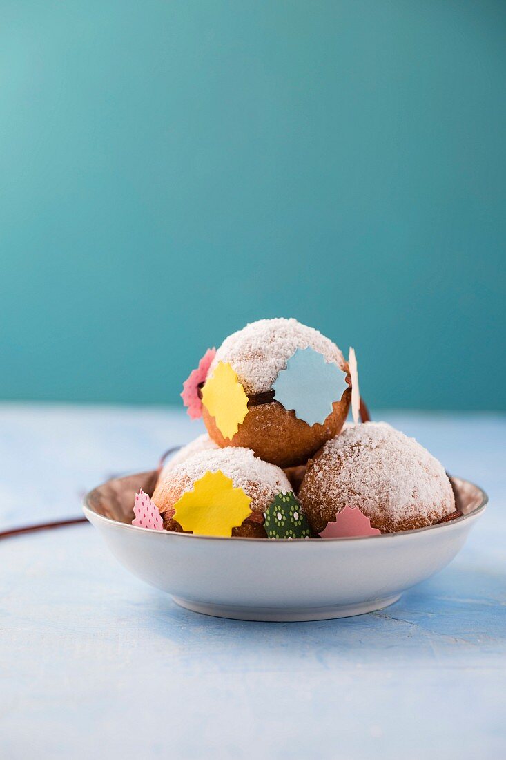 Quark balls with paper decorations in a bowl