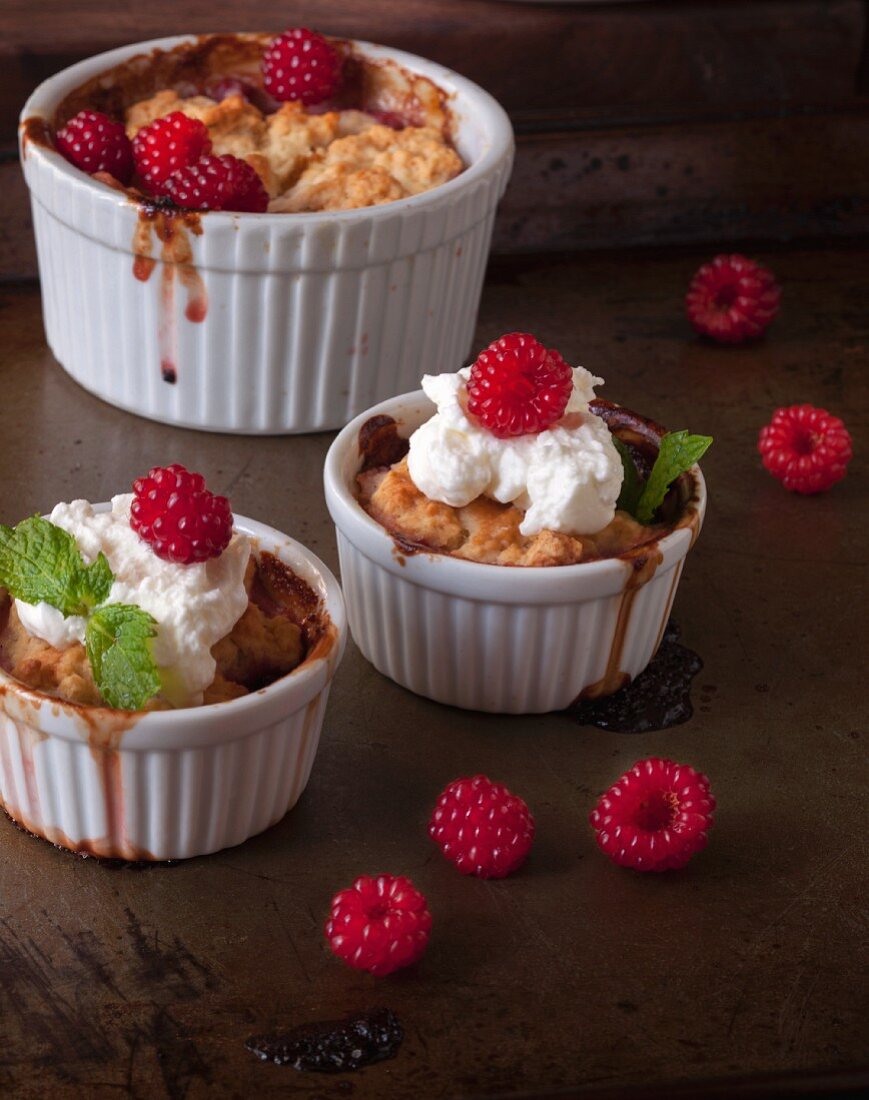 Drei Cobblers mit wilden Himbeeren und Sahne