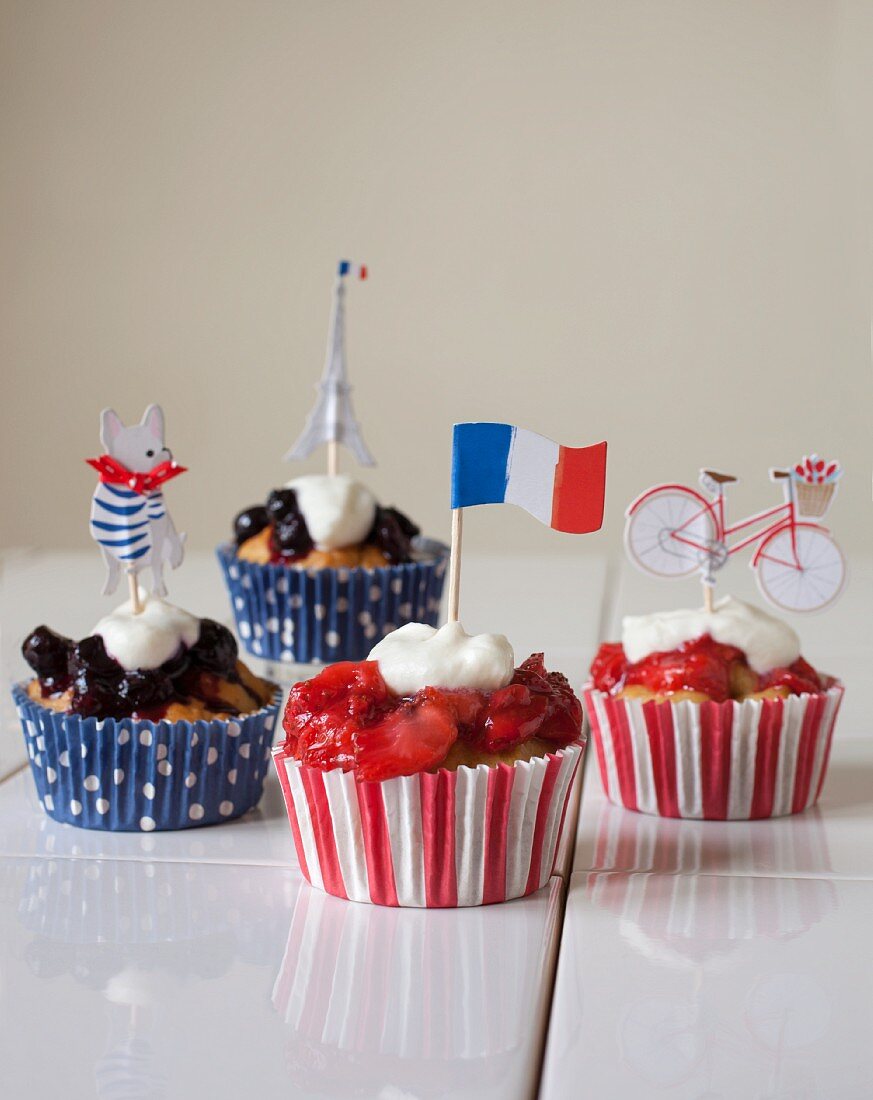 Cupcakes mit Erdbeer- und Heidelbeerkompott für den französischen Nationalfeiertag