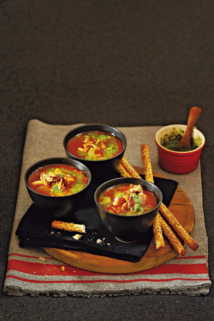 Italienische Gemüsesuppe mit Rindfleisch und Pesto