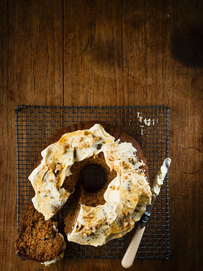 Kürbiskuchen mit Walnüssen, Datteln und Ahornsirup-Frischkäse-Icing