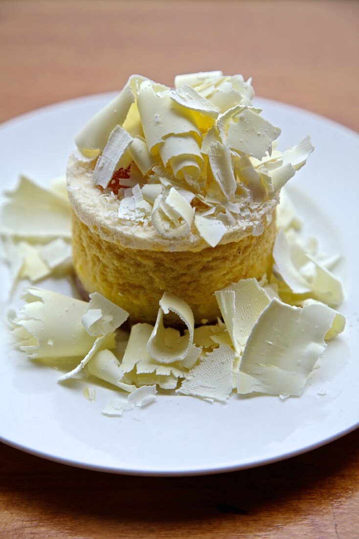 Weisses Schokoladen-Vanille-Mousse mit weissen Schokoladenspänen