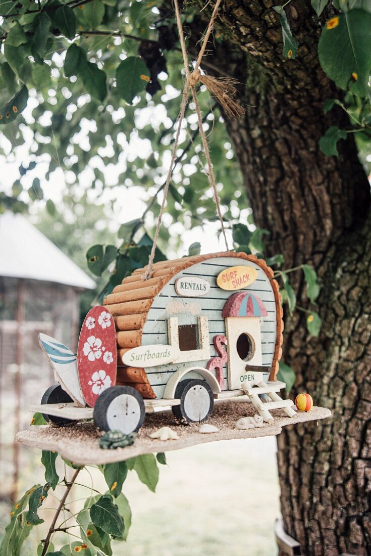 Caravan-shaped bird nesting box