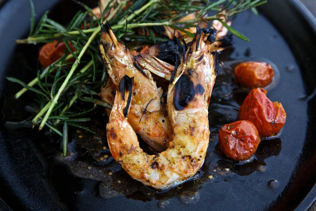 Grilled prawns with rosemary and cherry tomatoes