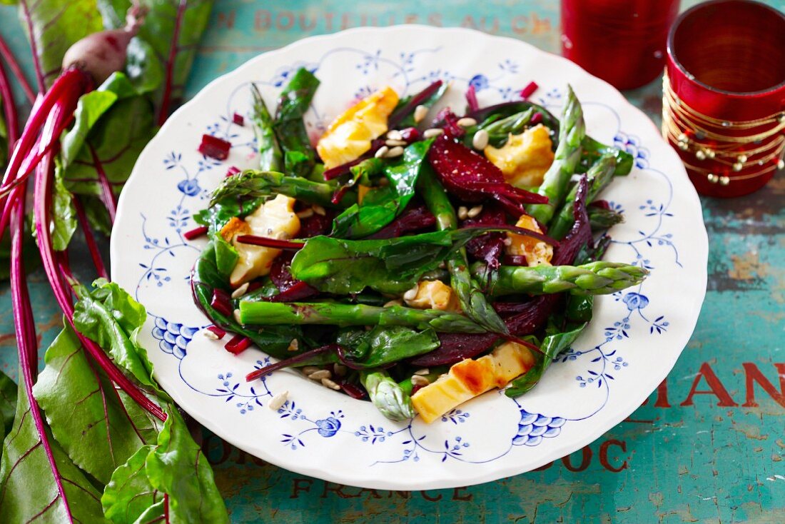Asparagus with beetroot and smoked cheese