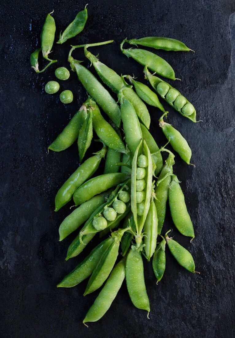 Freshly washed pea pods (seen from above)