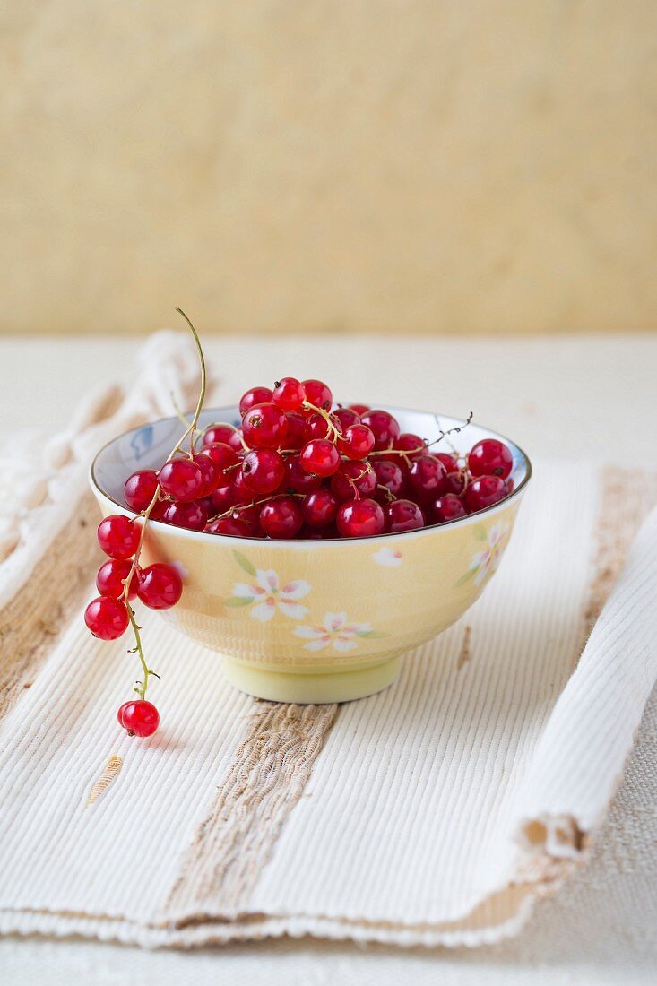 A bowl of fresh redcurrants