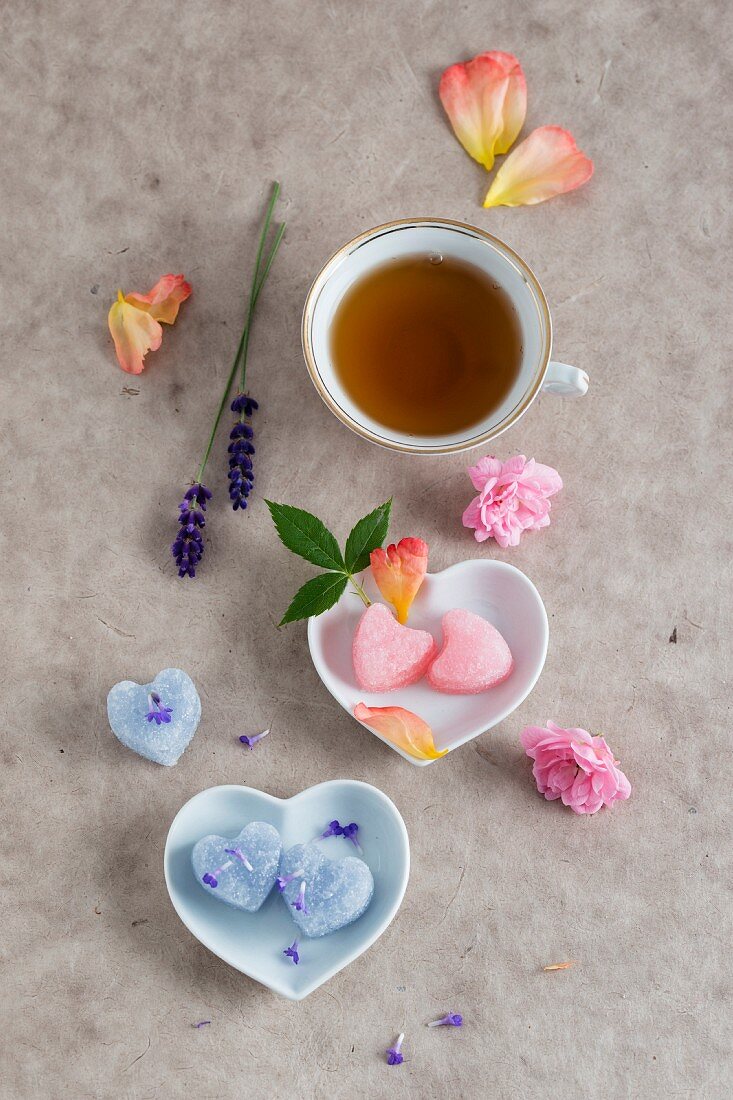 Tasse Tee und Zuckerherzen mit Rosen- und Lavendelgeschmack