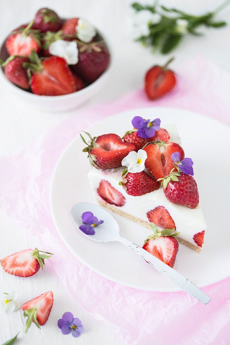 No-bake vanilla cheesecake with strawberries