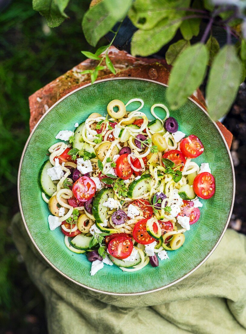 Griechischer Salat mit Zucchinispiralen, Tomaten, Gurken, Feta und Oliven