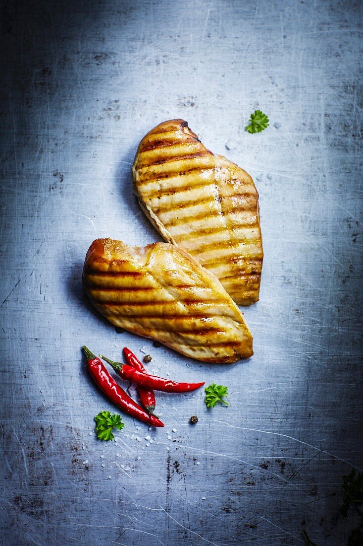 Zwei gegrillte Hähnchenfilets (Aufsicht)