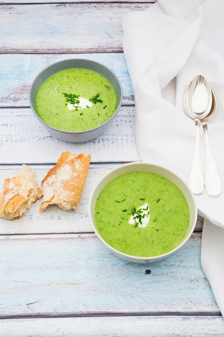 Bärlauchcremesuppe in Schälchen mit Brot