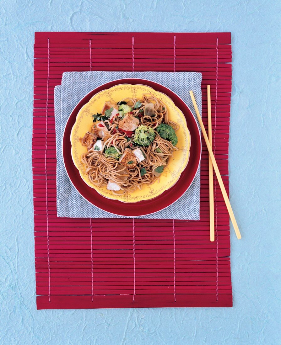 Fried egg noodles with tofu and broccoli (Asia)