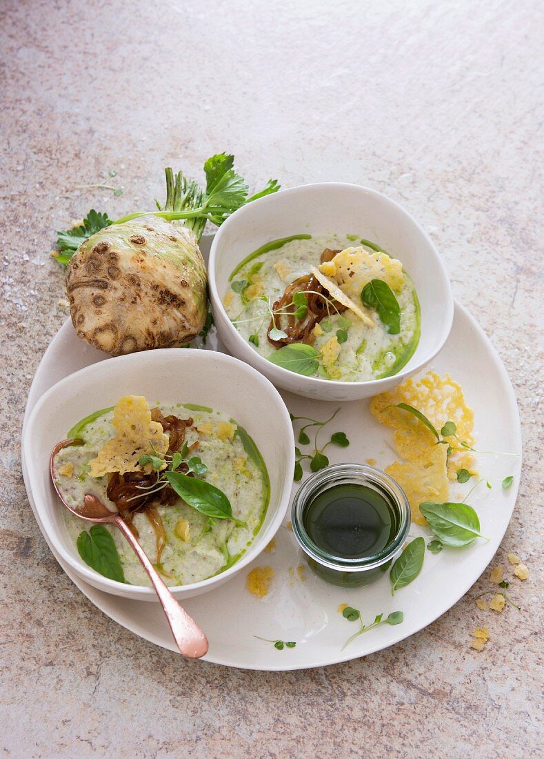 Selleriecremesuppe mit Brokkoli, Mandeln, gebratenem Knoblauch, Basilikumöl und Parmesanchips