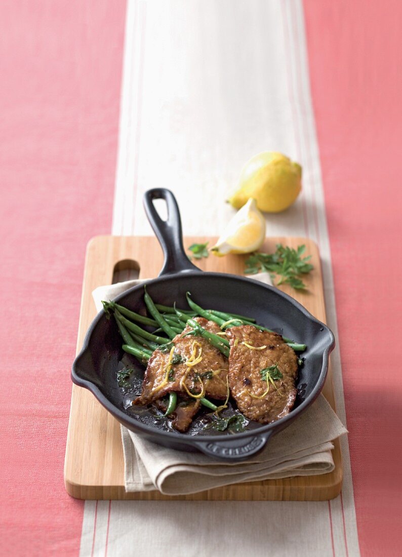 Fried veal escalope with lemon and green beans