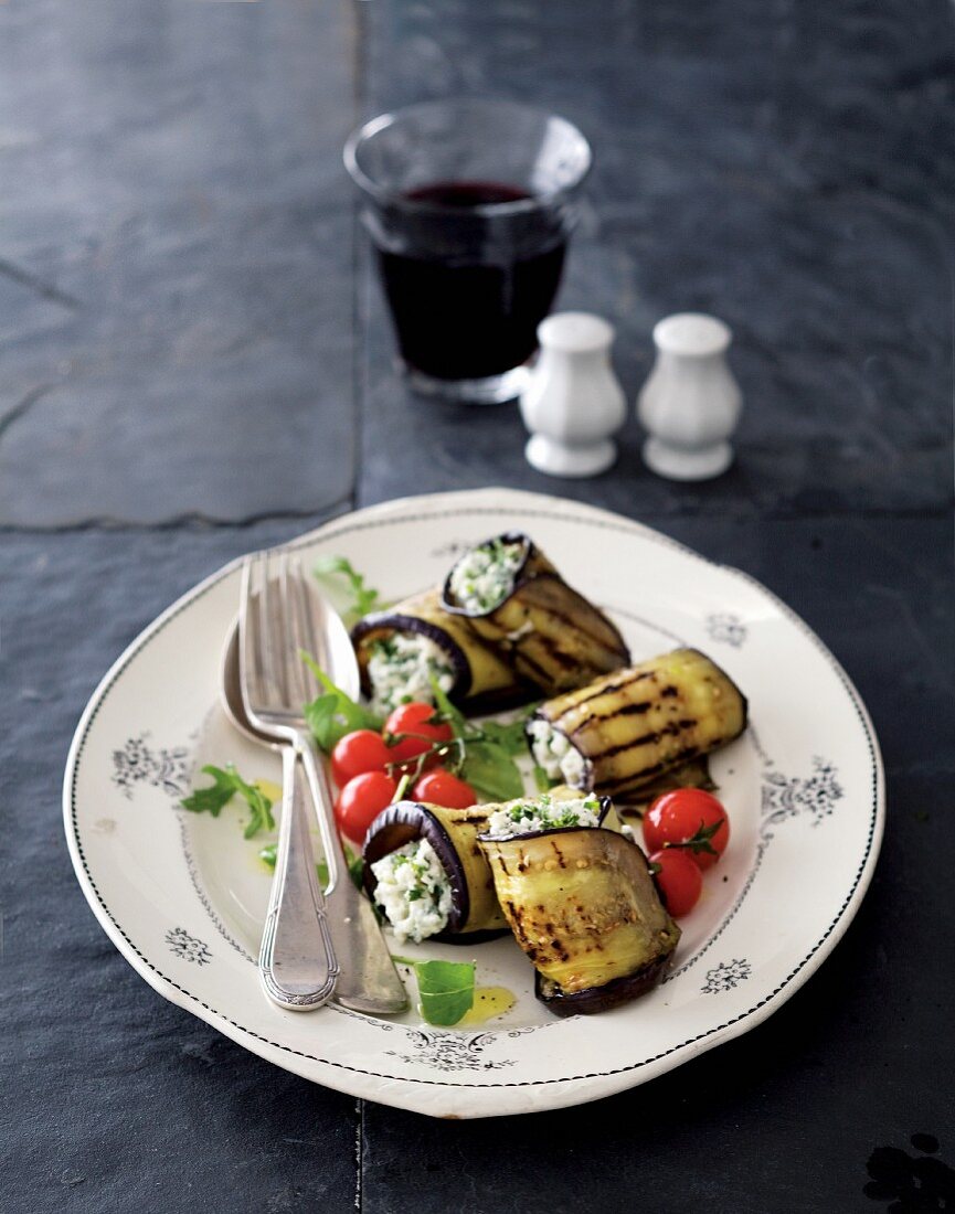 Grilled aubergine rolls filled with ricotta